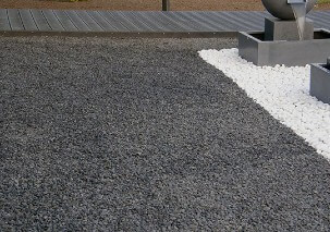 Basalt split en crystal white grind aangelegd in voortuin