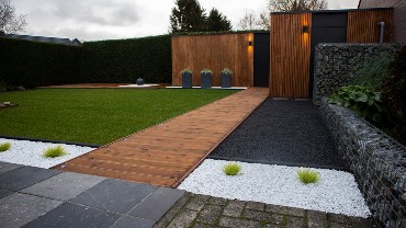 Crystal white split en basalt split aangelegd in moderne tuin