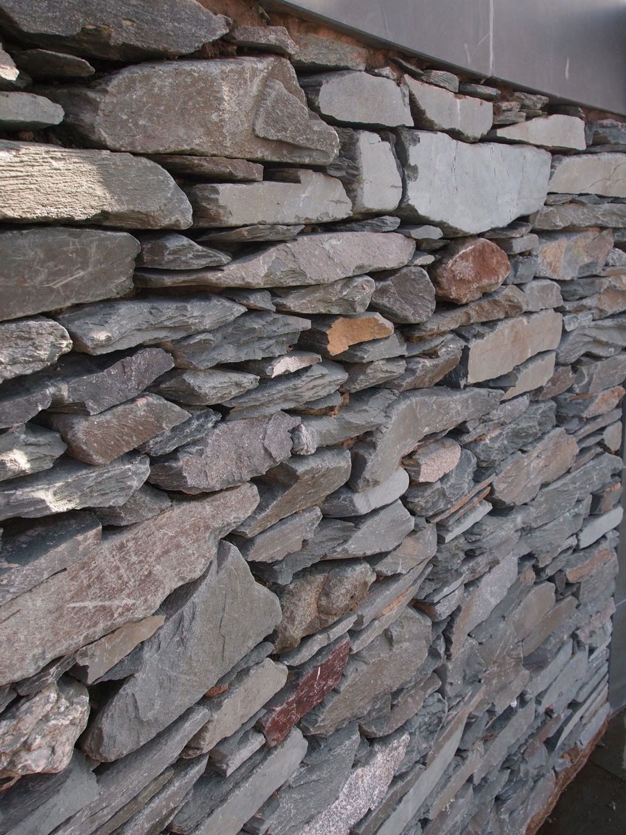 Tuinmuur met muurstenen Tuinmuur met muurstenen